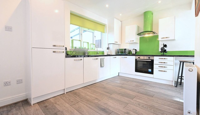 Renovated in 2024,3 Bed House near The Elizabeth Line. Suitable for Contractors.