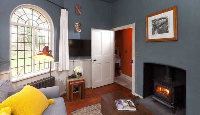 Restored 17th century cottage w/firepit. Nestled within heritage estate grounds.
