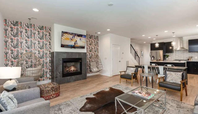 Riff & Rest - 2 Stylish Homes - Mins to Germantown