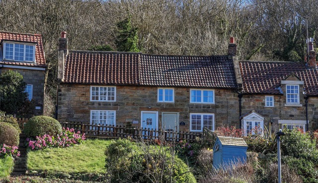 RIGG COTTAGE, MOUNT PLEASANT, pet friendly, with a garden in Sandsend