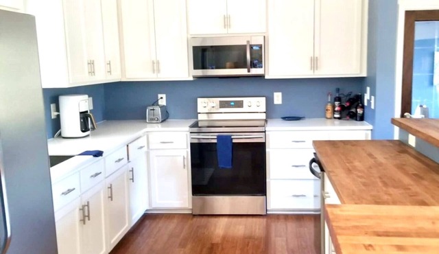 Right Where You Need to Be! Centrally located to all the hotspots in Charleston!