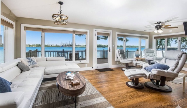 Riverfront Freighter view, 3 Bedroom with 2 Kings, Hot Tub, Air Hockey, Foosball in Port Huron