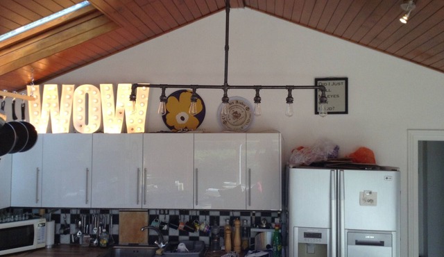 Riverside bungalow, Hot Tub/Sauna, Nr Legoland, Windsor, Thorpe Park Theme Park.