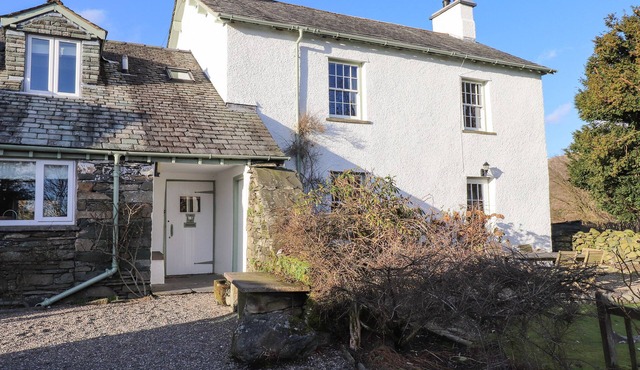 ROBIN COTTAGE, pet friendly, with open fire in Troutbeck