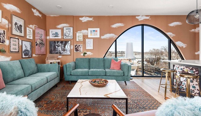 Rodeo Retreat at Neo ~ New Penthouse ~ 1 Mile to Downtown/Broadway ~ 5 Beds ~ Gym ~ Outdoor Space