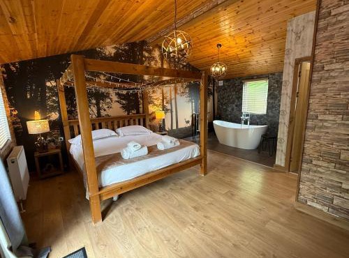 Roe Lodge at Owlet Hideaway - with Hot Tub, Near York
