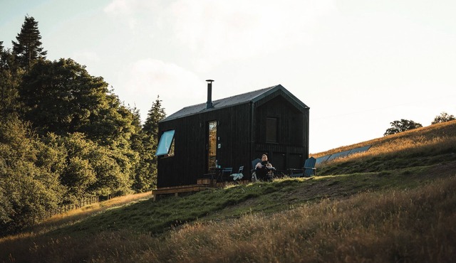 Romantic Off-Grid Woodland Hideaway with Stunning Valley Views
