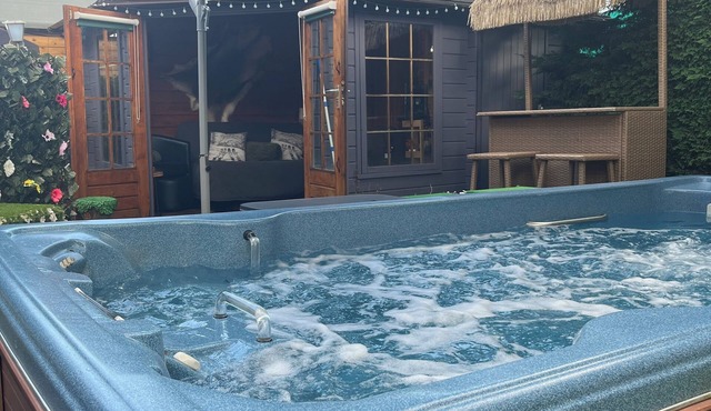 Romantic Swiss Cabin Hideaway & Hot Tub Spa Pool