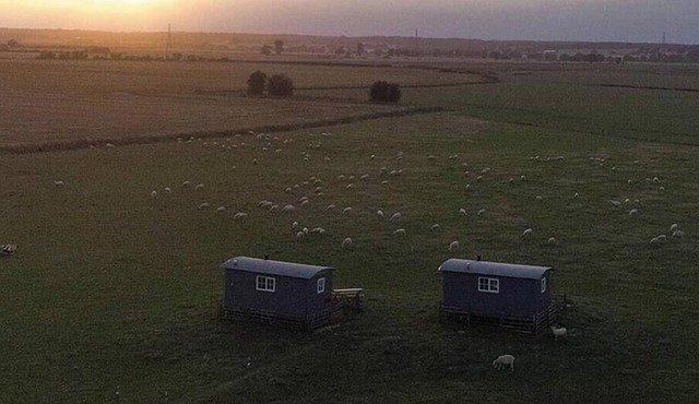Romney Marsh Huts by Bloom Stays - beautiful shepherds hut that sleeps 4 guests in 2 bedrooms