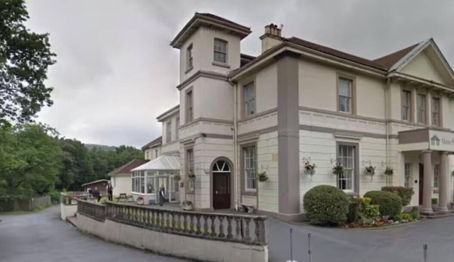 Room 10 - Manor Park Country House, Wales Perfect for Families