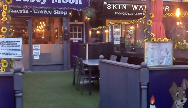 Room in a quiet area close to the train station, bus and many restaurants