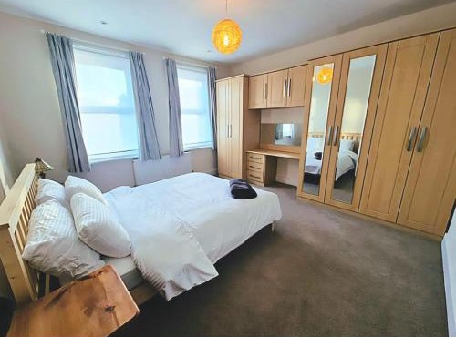Roomy, comfortable Greater London home, sleeps 8