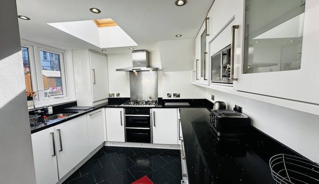 Roomy home 1 level Free Parking