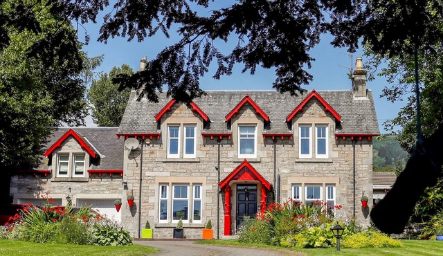 ROSEBURN, pet friendly, luxury holiday cottage in Pitlochry