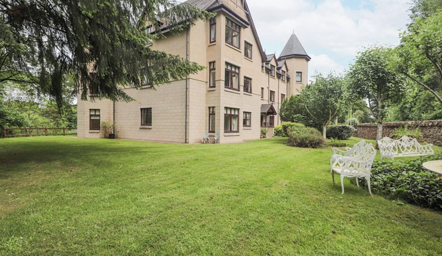 ROSSIE LODGE, character holiday cottage, with a garden in Inverness