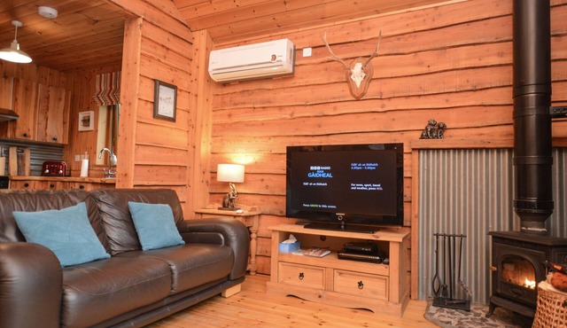 Rowan Log Cabin - stylish & welcoming, private hot tub
