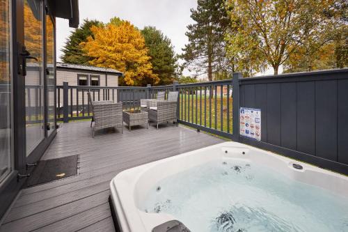 Royal Pines Lodge with Hot tub