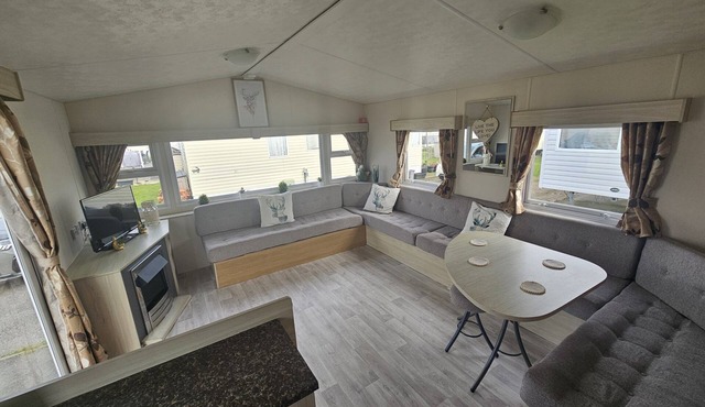 Ruby Cabin Sleeps 6 with Free Parking