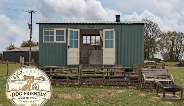Rumwold by Bloom Stays - a rural shepherds hut sleeping 2 with amazing views!