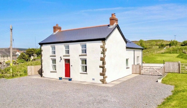 Rural Cottage, 3 beds, 3 bath, log burner, HOT TUB