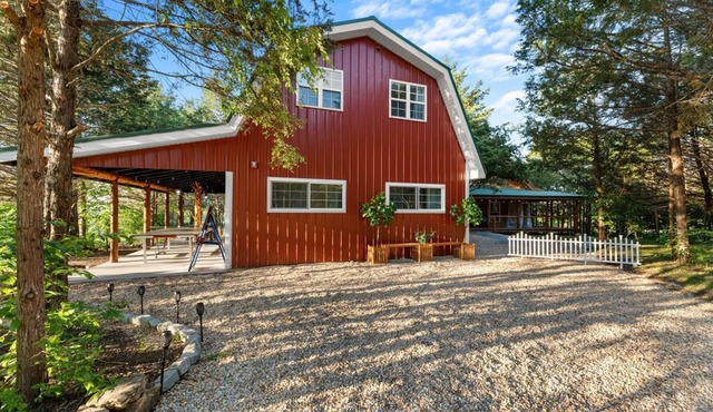 Rustic Barn | Sleeps 12 | Outdoor Games | Fire Pit | Breathtaking Views - Cozy Nightlife in Branson