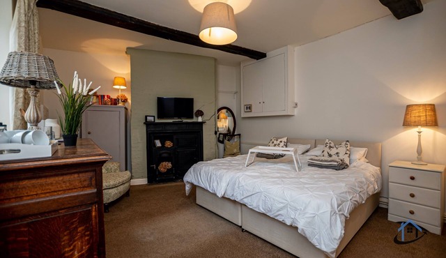 Rustic charm, king bed, en-suite, wi-fi, parking
