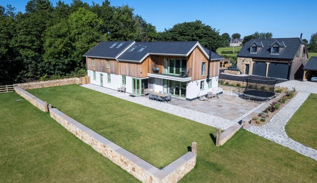 RYNYS, pet friendly, luxury holiday cottage in Llanrug