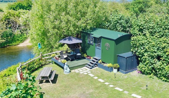 SALTHAVEN SHEPHERDS HUT, pet friendly, with a garden in Pevensey Bay