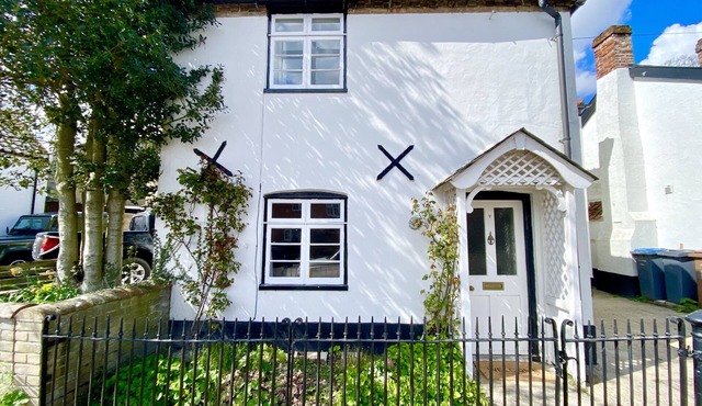 SATIS COTTAGE, WESTLETON, pet friendly, with open fire in Westleton