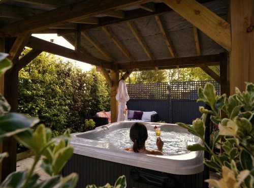 Scenery Hill Hideaways The Coach House Charming Retreat with Jacuzzi and BBQ Hut Near the Lake District
