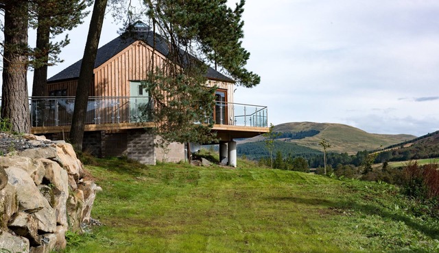 Scots Pine Treehouse @ Dalnoid - secluded, sleeps 2, hot-tub, mountain views