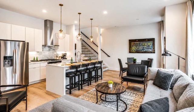 Scovel Row Retreat-Rooftop Views Near Broadway