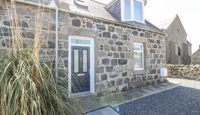 SEA BREEZE ST COMBS, pet friendly, with a garden in St Combs