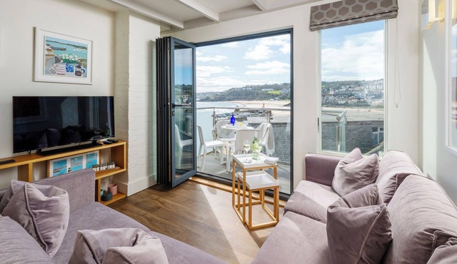 Sea Fever spectacular sea views, private sunny balcony, Free WiFi