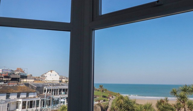 SEA VIEW, pet friendly, character holiday cottage in Newquay