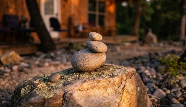 Secluded 45 acres dog friendly- Hideaway Cabin in Mammoth Spring