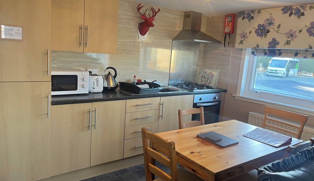 Self-catering accommodation 5 miles from Glasgow city centre, short/long term!