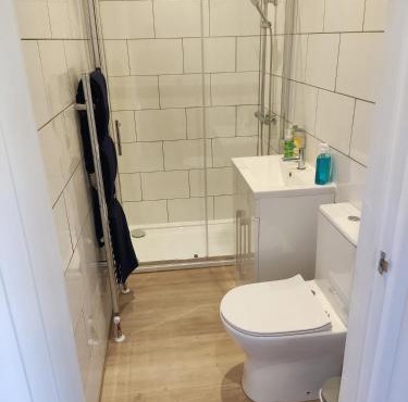 Self Check-in Micro Studio for max 2 guests in Central location RG4 with your own Kitchenette Bathroom Parking and Shared Garden