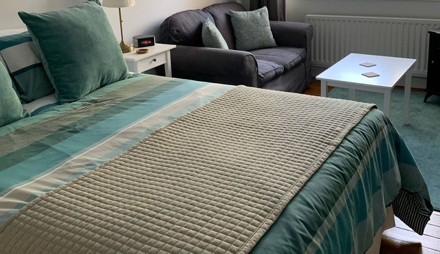 Self-contained, ground floor room a short walk from Lymington town centre
