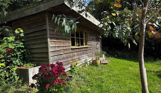 Self contained, lakeside Hobbit House.