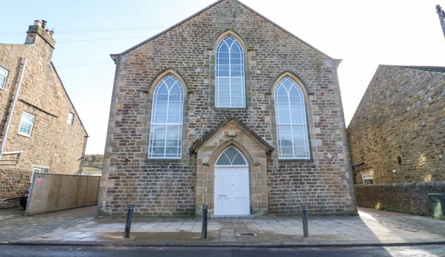 SERAPHIM HOUSE, pet friendly, with hot tub in St John's Chapel