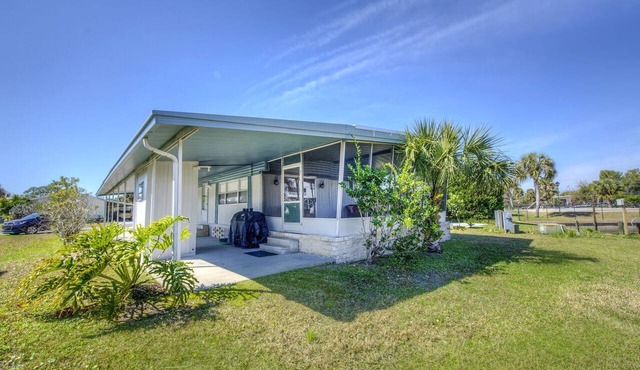 Serene Waterfront Getaway: Perfect Vacation Rental for Families in Wakulla County, FL