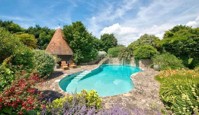 Shalfleet Manor C16th - Pool, Tennis Court & 60 Acres