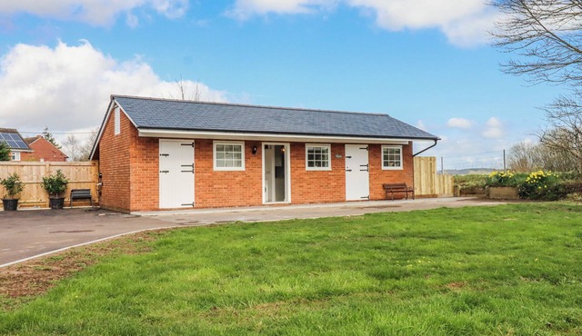 SHAMROCK, pet friendly, with hot tub in Stoke Canon