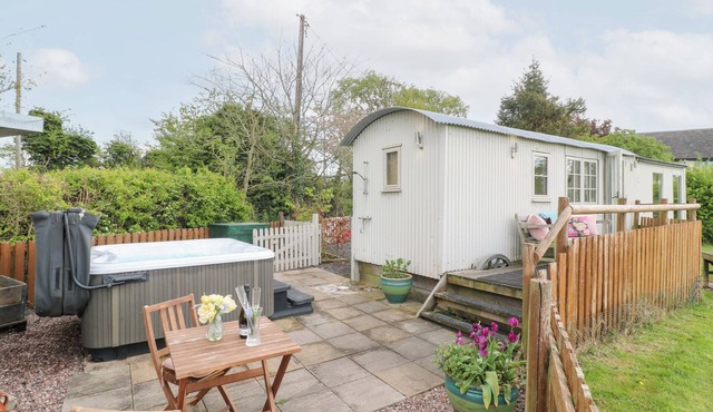 SHEPHERDS HUT, pet friendly, with hot tub in Rugeley