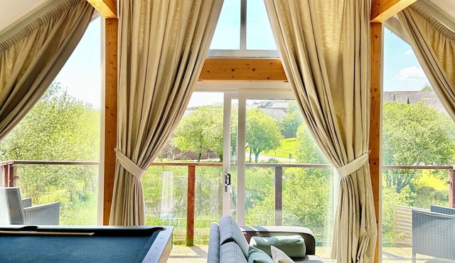 Skylark sleeps 8 private Hot Tub & Dogs welcome Nr Padstow, Resort Pool Bar & Watersports