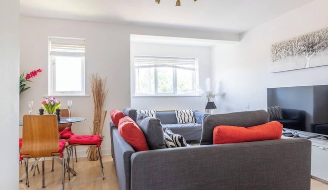 Skyline Haven Modern 2BR w/Free Parking & 4kTV
