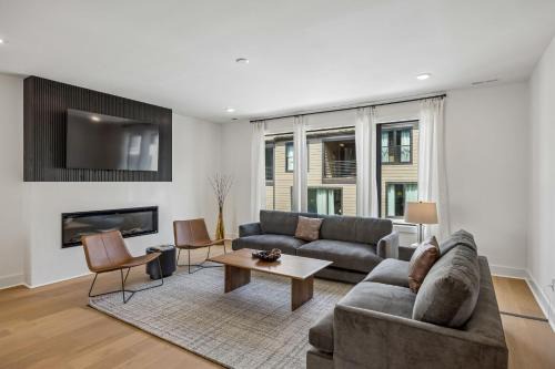 Sleek Nashville Trio Townhomes 9BR 3 Hot Tubs