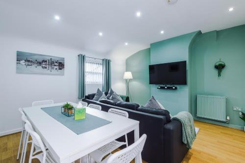Sleeps 12 Guests - Spacious Liverpool Stay - 6 Bedrooms
