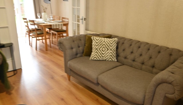 Sleeps 5 | Driveway Parking | Close to City & Stadiums